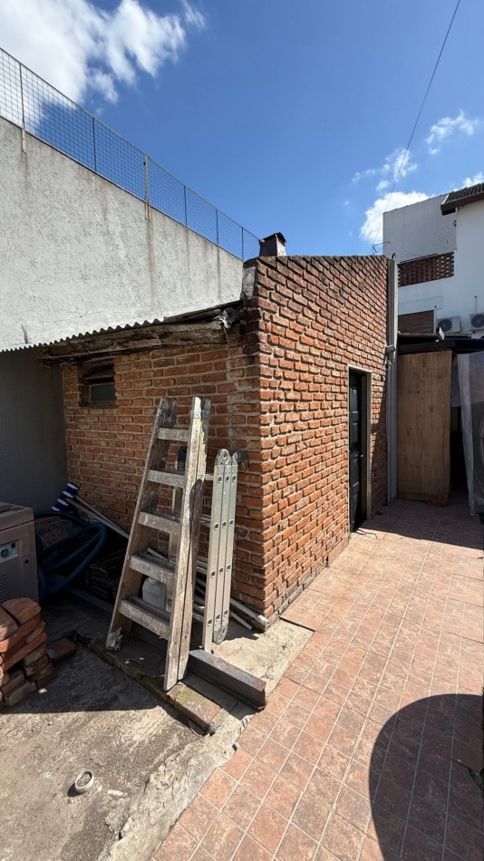 VENTA - CASA - 4 AMBIENTES - QUINCHO - PILETA - GARAGE PASANTE - CIUDADELA