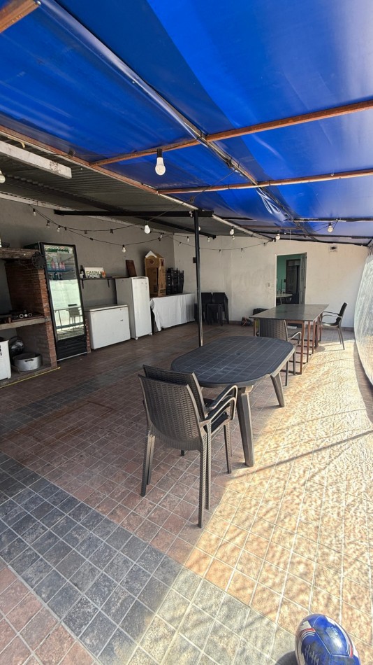 VENTA - CASA - 4 AMBIENTES - QUINCHO - PILETA - GARAGE PASANTE - CIUDADELA