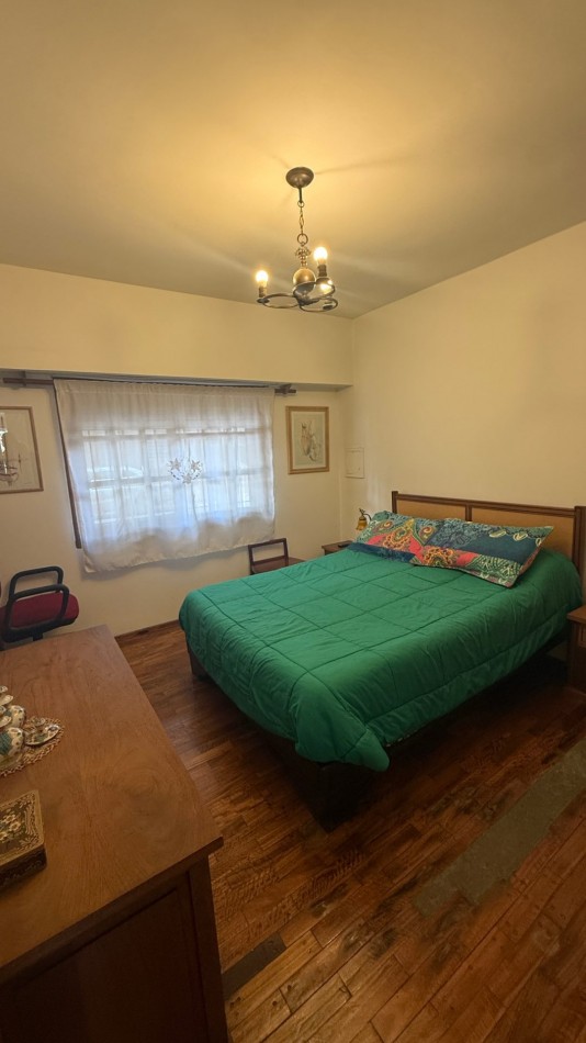 VENTA - CASA DE 3 AMBIENTES CON COCHERA, PATIO Y AMPLIA TERRAZA EN CASEROS NORTE