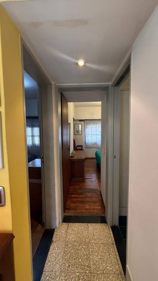 VENTA - CASA DE 3 AMBIENTES CON COCHERA, PATIO Y AMPLIA TERRAZA EN CASEROS NORTE