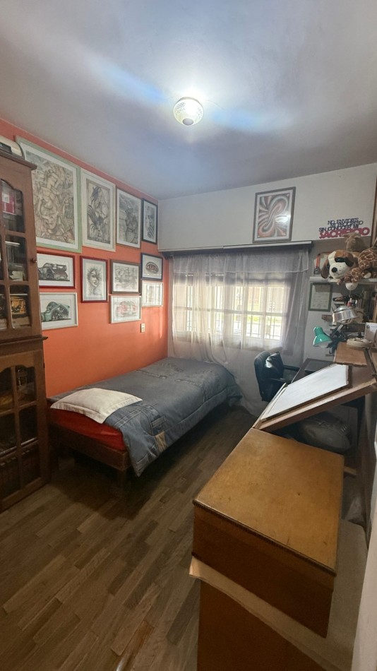 VENTA - CASA DE 3 AMBIENTES CON COCHERA, PATIO Y AMPLIA TERRAZA EN CASEROS NORTE