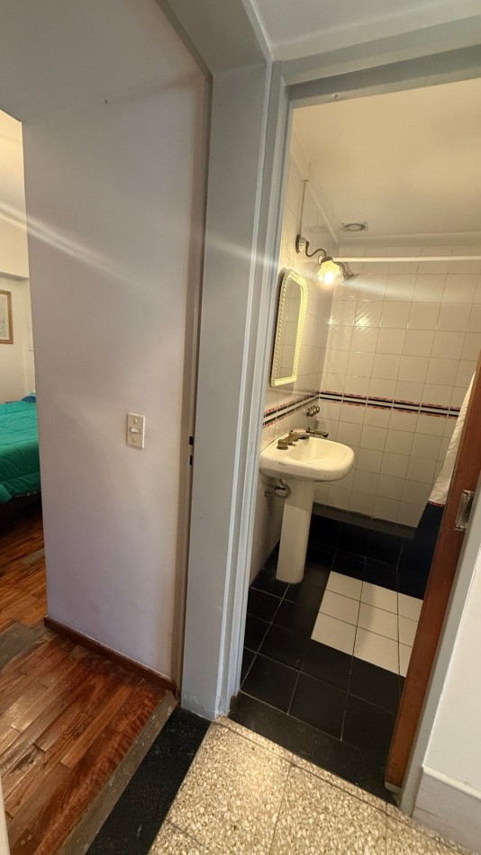 VENTA - CASA DE 3 AMBIENTES CON COCHERA, PATIO Y AMPLIA TERRAZA EN CASEROS NORTE