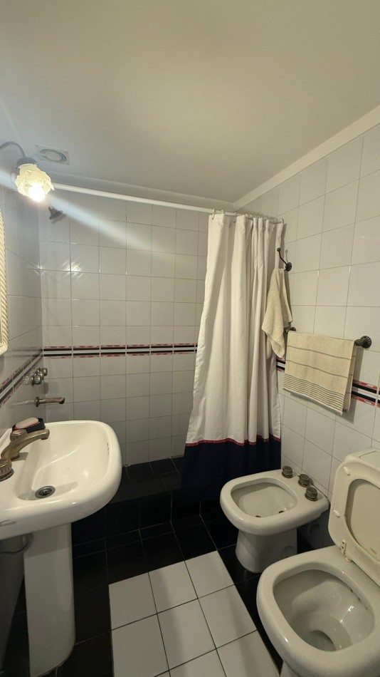 VENTA - CASA DE 3 AMBIENTES CON COCHERA, PATIO Y AMPLIA TERRAZA EN CASEROS NORTE