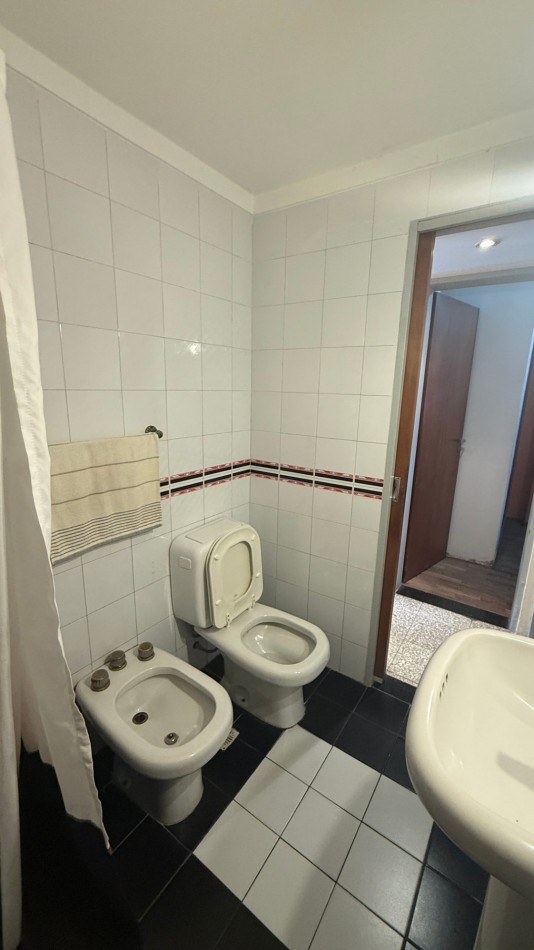 VENTA - CASA DE 3 AMBIENTES CON COCHERA, PATIO Y AMPLIA TERRAZA EN CASEROS NORTE