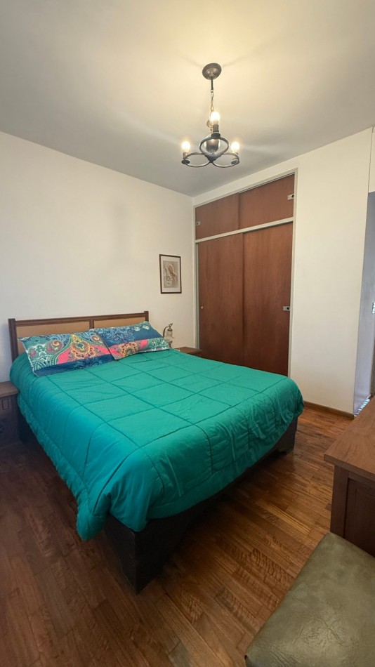 VENTA - CASA DE 3 AMBIENTES CON COCHERA, PATIO Y AMPLIA TERRAZA EN CASEROS NORTE