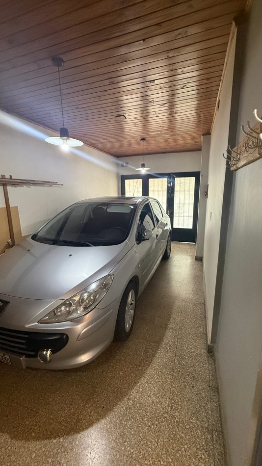 VENTA - CASA DE 3 AMBIENTES CON COCHERA, PATIO Y AMPLIA TERRAZA EN CASEROS NORTE