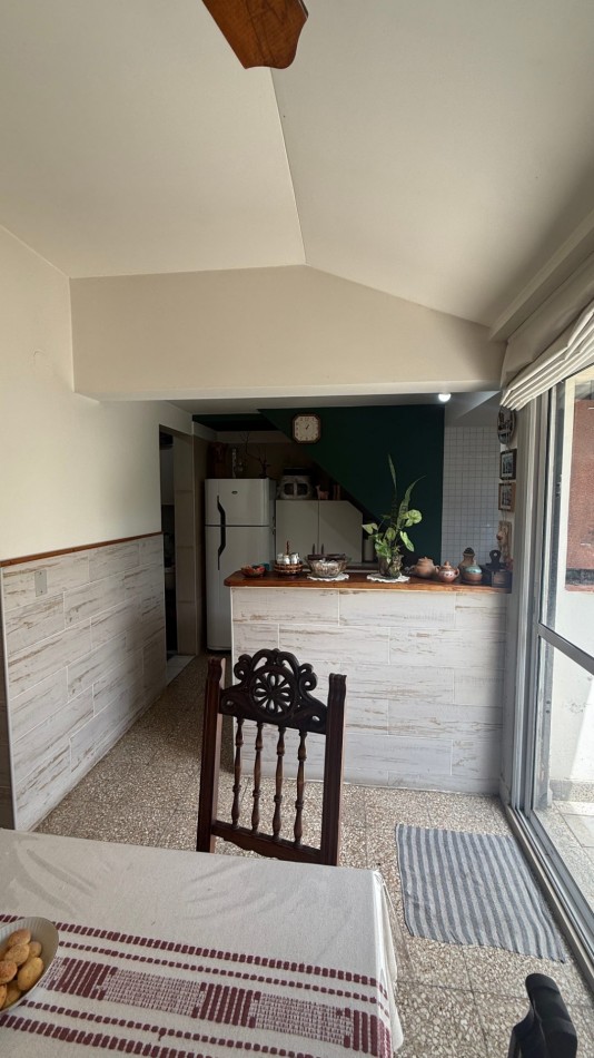 VENTA - CASA DE 3 AMBIENTES CON COCHERA, PATIO Y AMPLIA TERRAZA EN CASEROS NORTE