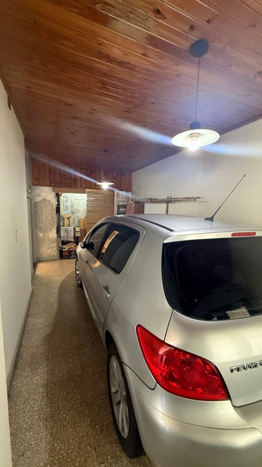 VENTA - CASA DE 3 AMBIENTES CON COCHERA, PATIO Y AMPLIA TERRAZA EN CASEROS NORTE