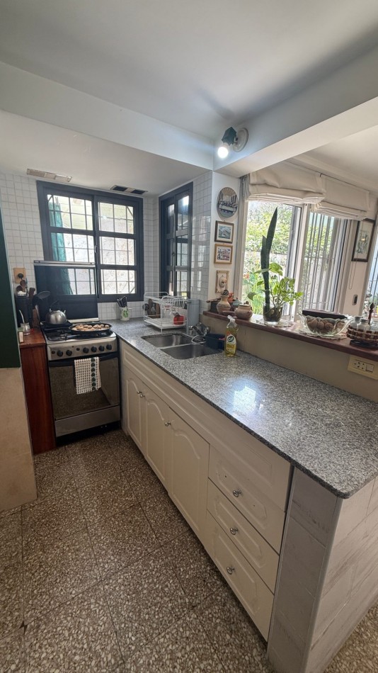 VENTA - CASA DE 3 AMBIENTES CON COCHERA, PATIO Y AMPLIA TERRAZA EN CASEROS NORTE