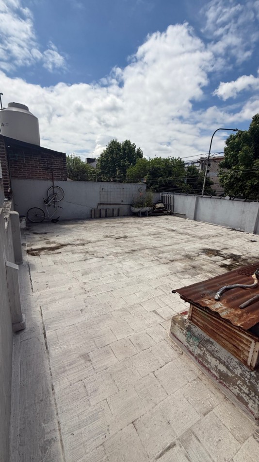 VENTA - CASA DE 3 AMBIENTES CON COCHERA, PATIO Y AMPLIA TERRAZA EN CASEROS NORTE