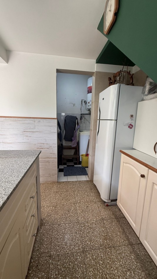 VENTA - CASA DE 3 AMBIENTES CON COCHERA, PATIO Y AMPLIA TERRAZA EN CASEROS NORTE
