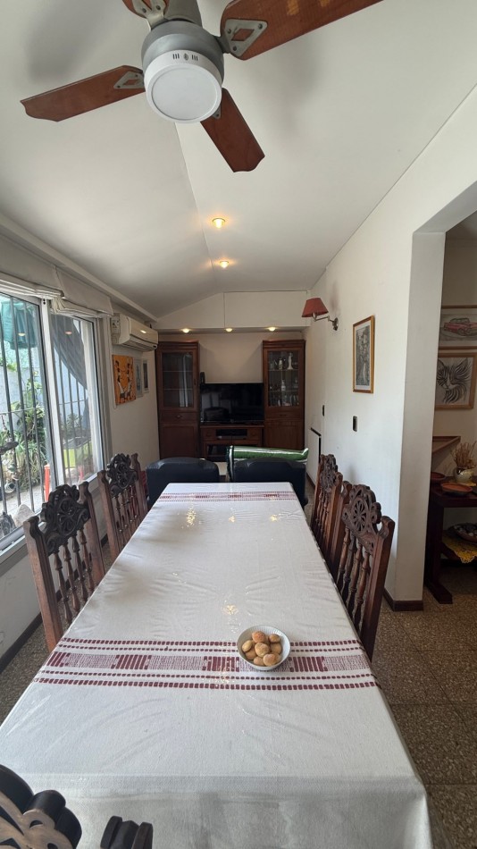 VENTA - CASA DE 3 AMBIENTES CON COCHERA, PATIO Y AMPLIA TERRAZA EN CASEROS NORTE