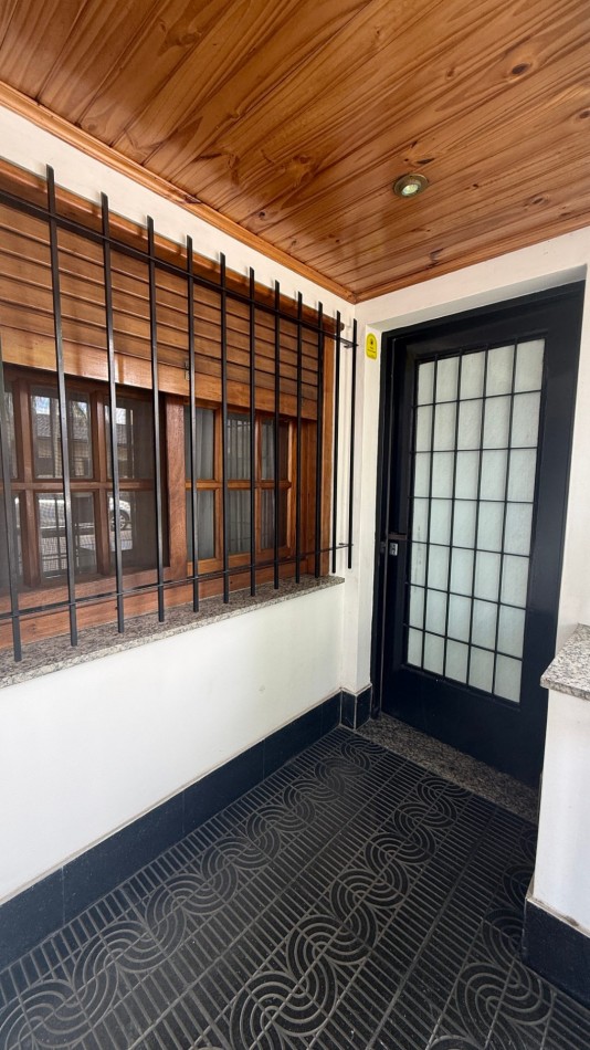 VENTA - CASA DE 3 AMBIENTES CON COCHERA, PATIO Y AMPLIA TERRAZA EN CASEROS NORTE