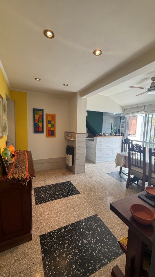 VENTA - CASA DE 3 AMBIENTES CON COCHERA, PATIO Y AMPLIA TERRAZA EN CASEROS NORTE
