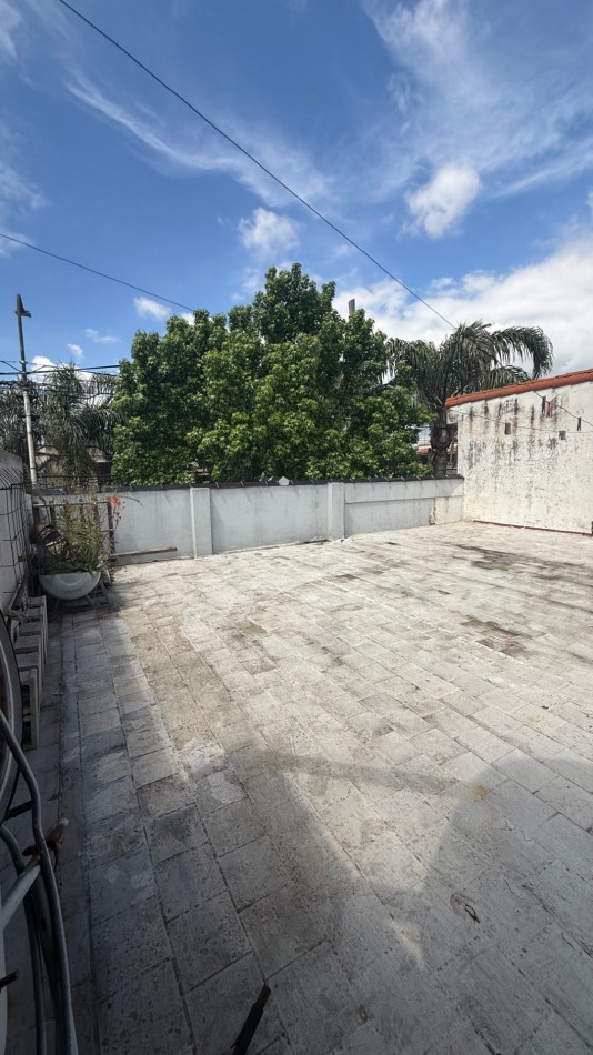 VENTA - CASA DE 3 AMBIENTES CON COCHERA, PATIO Y AMPLIA TERRAZA EN CASEROS NORTE