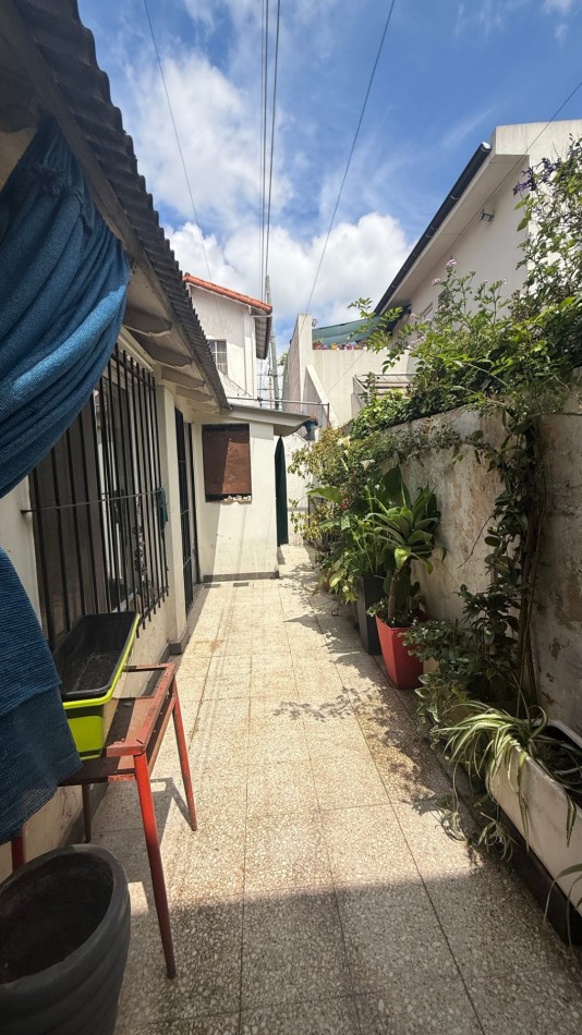 VENTA - CASA DE 3 AMBIENTES CON COCHERA, PATIO Y AMPLIA TERRAZA EN CASEROS NORTE