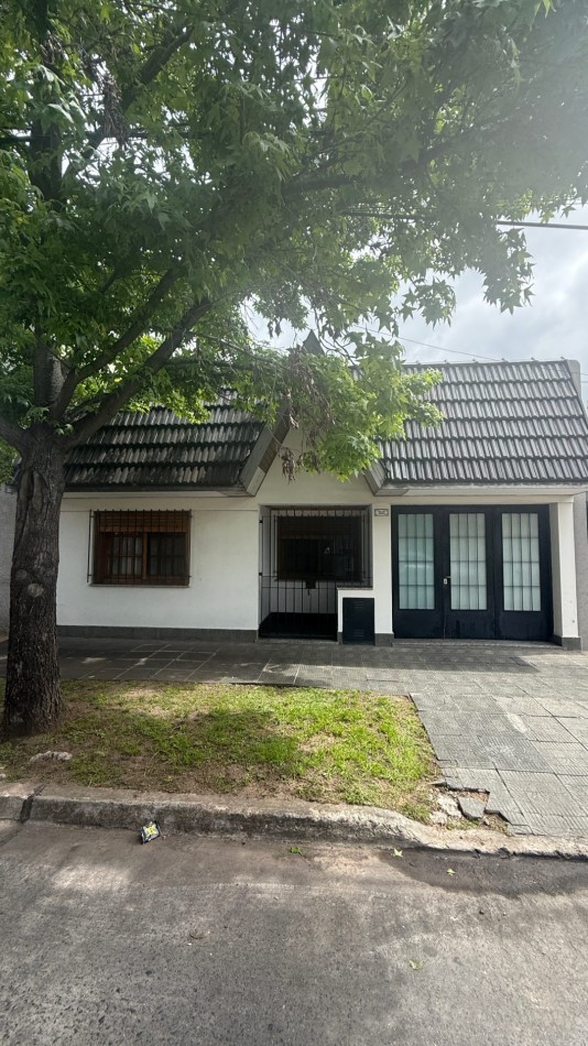 VENTA - CASA DE 3 AMBIENTES CON COCHERA, PATIO Y AMPLIA TERRAZA EN CASEROS NORTE
