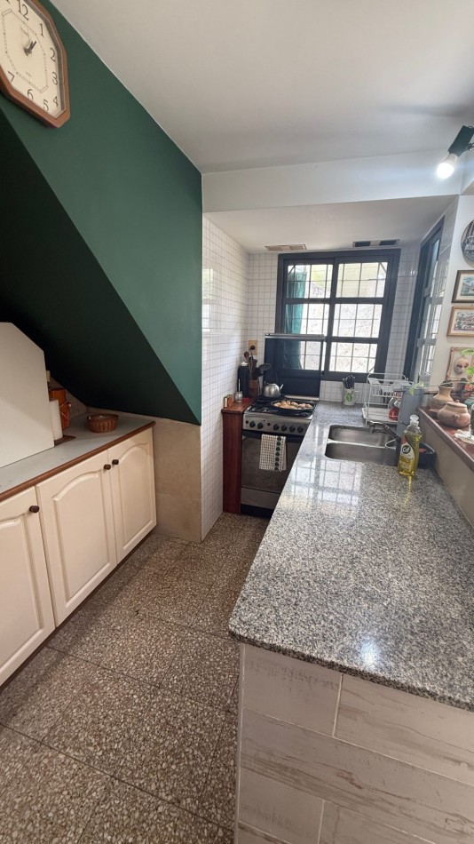 VENTA - CASA DE 3 AMBIENTES CON COCHERA, PATIO Y AMPLIA TERRAZA EN CASEROS NORTE