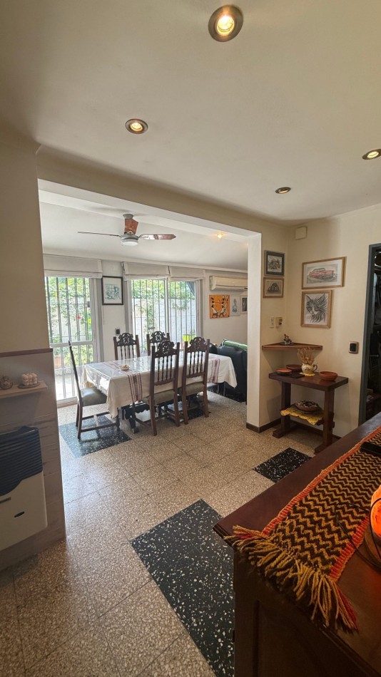 VENTA - CASA DE 3 AMBIENTES CON COCHERA, PATIO Y AMPLIA TERRAZA EN CASEROS NORTE