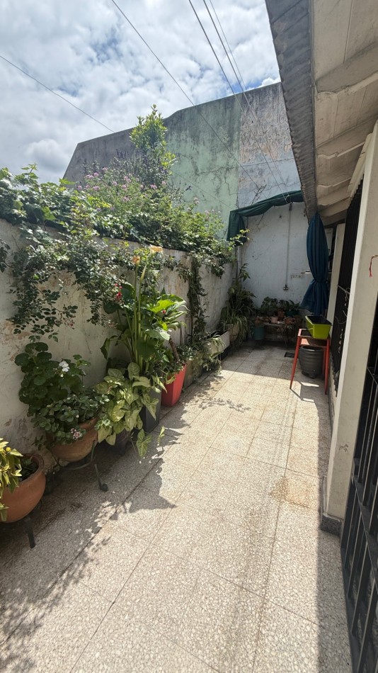 VENTA - CASA DE 3 AMBIENTES CON COCHERA, PATIO Y AMPLIA TERRAZA EN CASEROS NORTE
