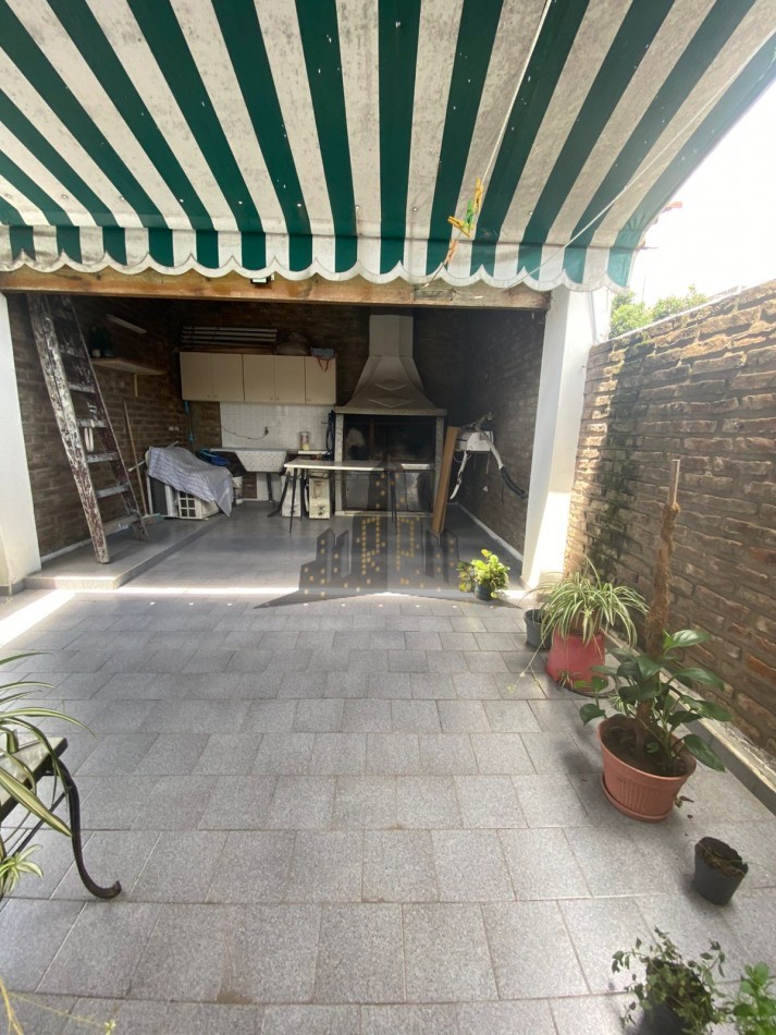  VENTA - PH 3 AMBIENTES TIPO CASA CON COCHERA Y PATIO - APTO CREDITO - CASEROS -  EXCELENTE OPORTUNIDAD