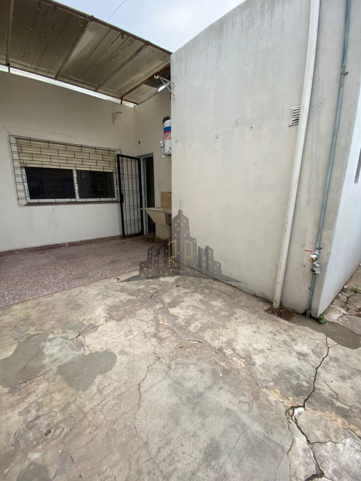 ALQUILER - CASA TRES AMBIENTES CON GARAGE Y PATIO - HURLINGHAM - 