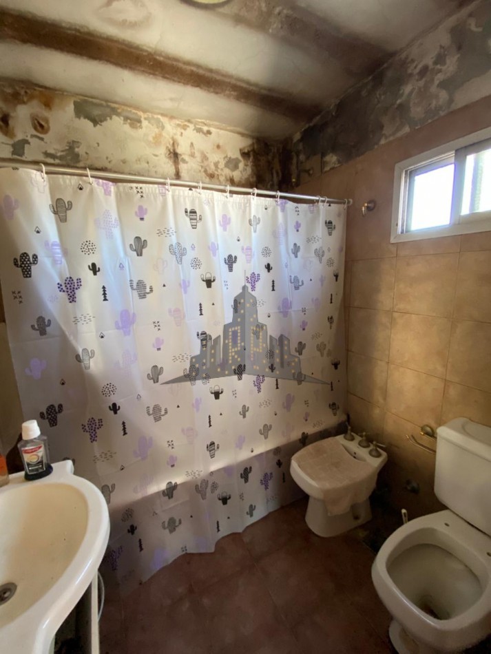 VENTA - IMPORTANTE LOTE - CASA 4 AMBIENTES - IDEAL INVERSION -