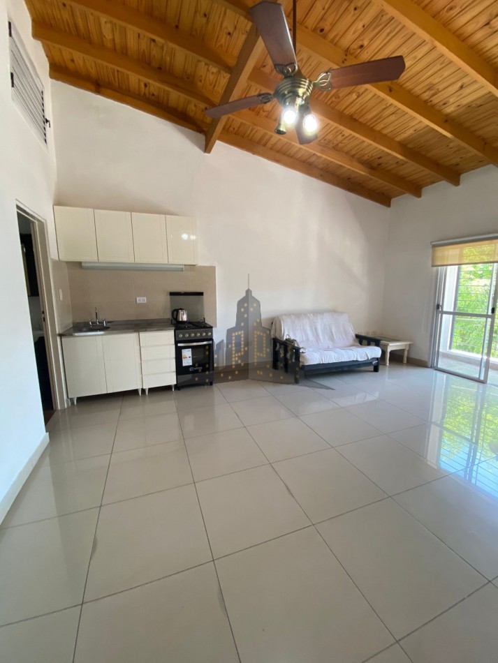 ALQUILER - CASEROS - MONOAMBIENTE EN PRIMER PISO POR ESCALERA - SIN EXPENSAS - 