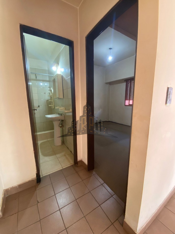 ALQUILER - DEPARTAMENTO DOS AMBIENTES - CON BALCON - CASEROS NORTE - PRIMER PISO POR ESCALERA 