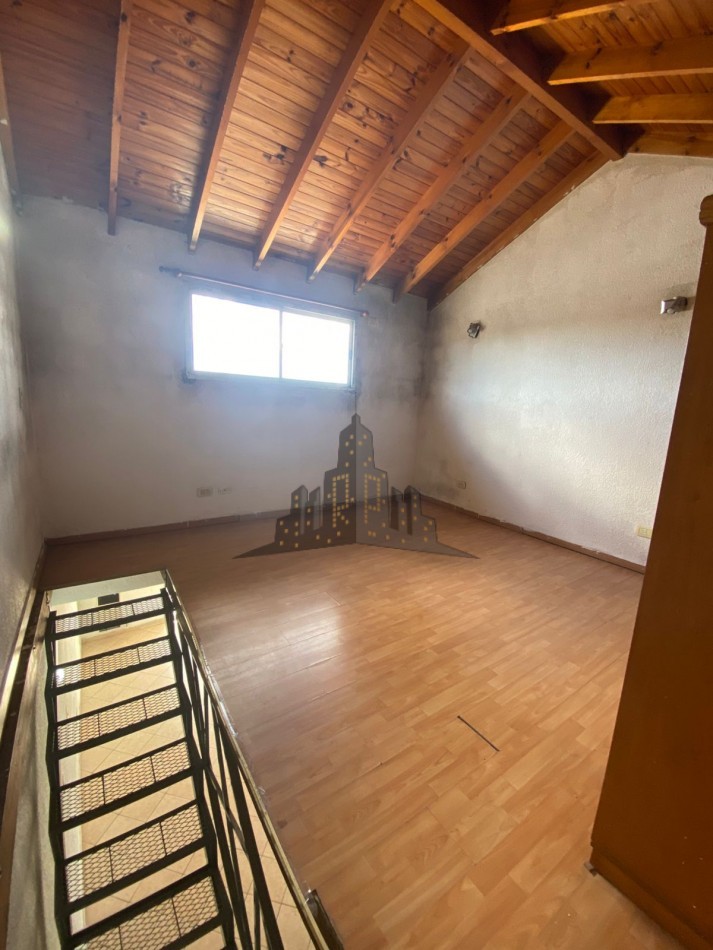 ALQUILER - DOS AMBIENTES CON BALCON - CASEROS - SEGUNDO PISO POR ESCALERA -