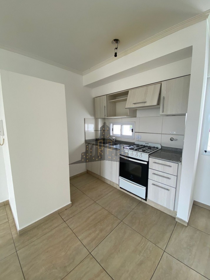 ALQUILER - MONONAMBIENTE CON BALCON - CASEROS -