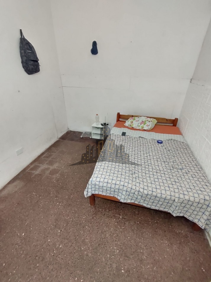 VENTA - CASA 4 AMBIENTES EN OCHAVA CON TERRAZA PROPIA - CASEROS - APTO CREDITO 