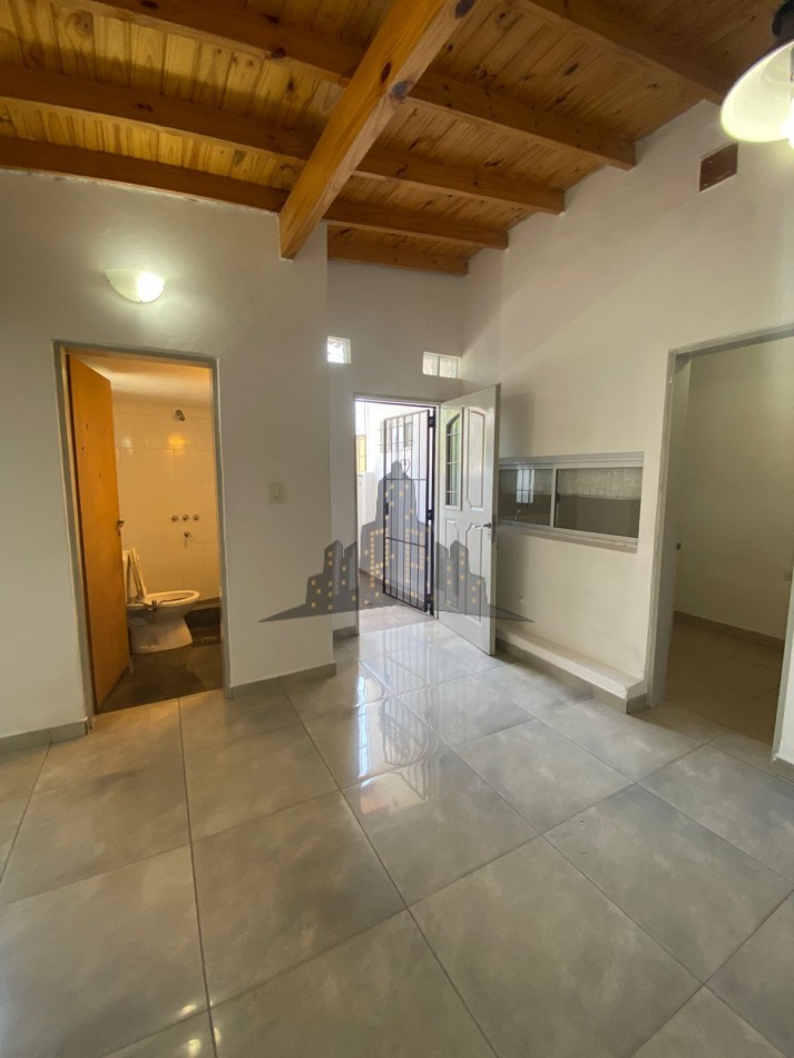 ALQUILER - MONOAMBIENTE PRIMER PISO POR ESCALERA - PEQUEÑO BALCON CERRADO - CASEROS 