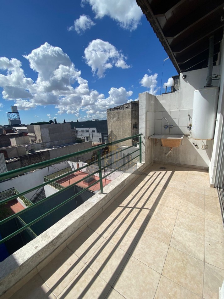 ALQUILER - DOS AMBIENTES CON BALCON - CASEROS - SEGUNDO PISO POR ESCALERA -