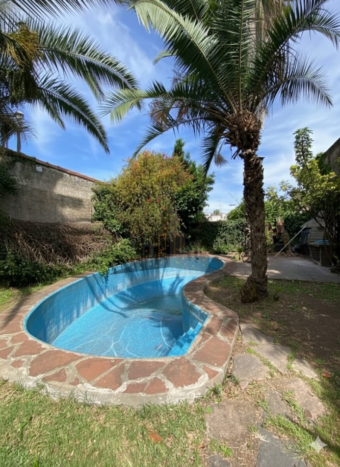 VENTA - CASA CHALET 4 AMBIENTES - CON JARDIN Y PILETA - CIUDADELA