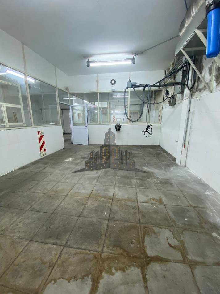 ALQUILER - GALPON INDUSTRIAL/LOGISTICA - SALIDA A DOS CALLES  - CASEROS 