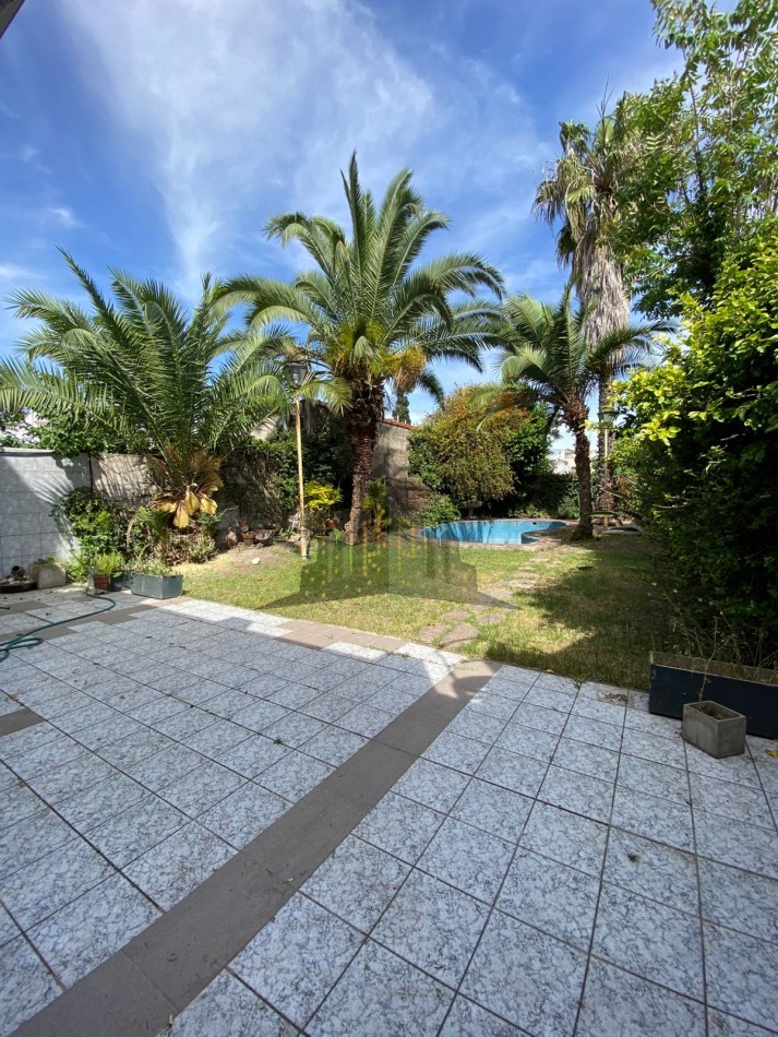 VENTA - CASA CHALET 4 AMBIENTES - CON JARDIN Y PILETA - CIUDADELA