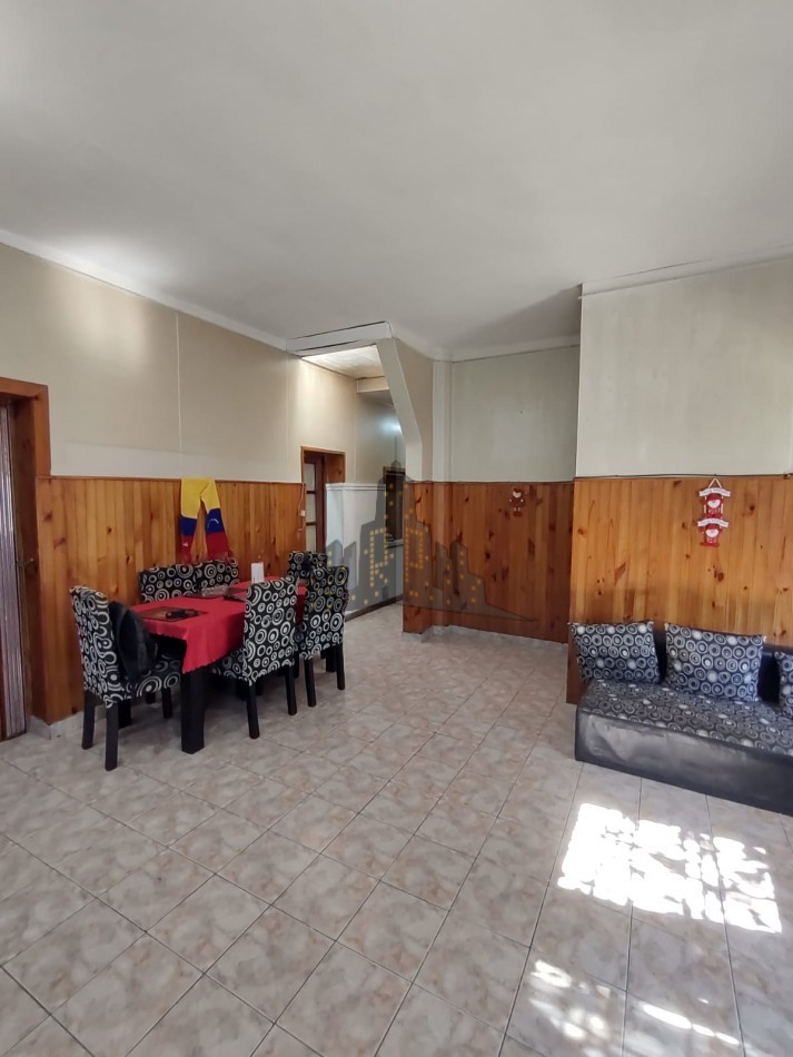 VENTA - CASA 4 AMBIENTES EN OCHAVA CON TERRAZA PROPIA - CASEROS - APTO CREDITO 