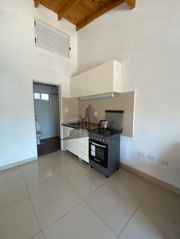 ALQUILER - CASEROS - MONOAMBIENTE EN PRIMER PISO POR ESCALERA - SIN EXPENSAS - 