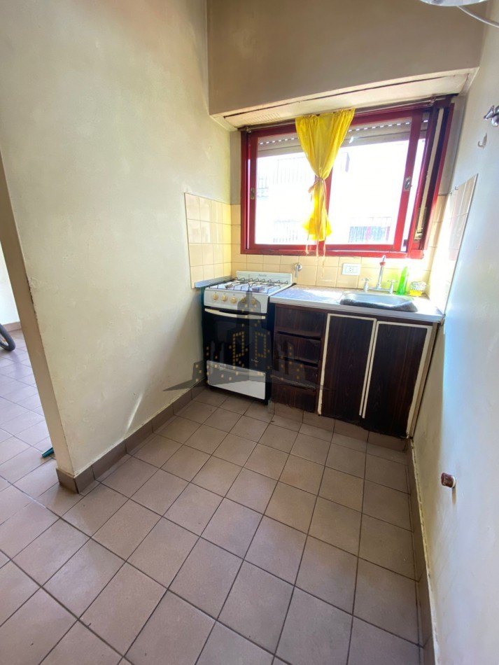 ALQUILER - DEPARTAMENTO DOS AMBIENTES - CON BALCON - CASEROS NORTE - PRIMER PISO POR ESCALERA 