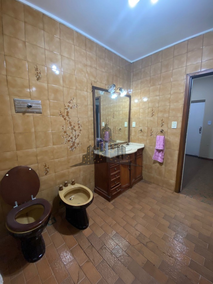 VENTA - CASA CHALET 4 AMBIENTES - CON JARDIN Y PILETA - CIUDADELA