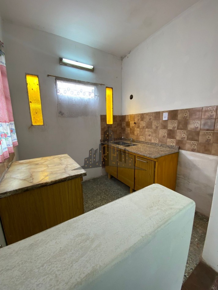 ALQUILER - CASA TRES AMBIENTES CON GARAGE Y PATIO - HURLINGHAM - 