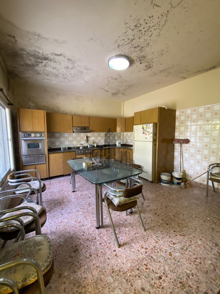 VENTA - CASA CHALET 4 AMBIENTES - CON JARDIN Y PILETA - CIUDADELA