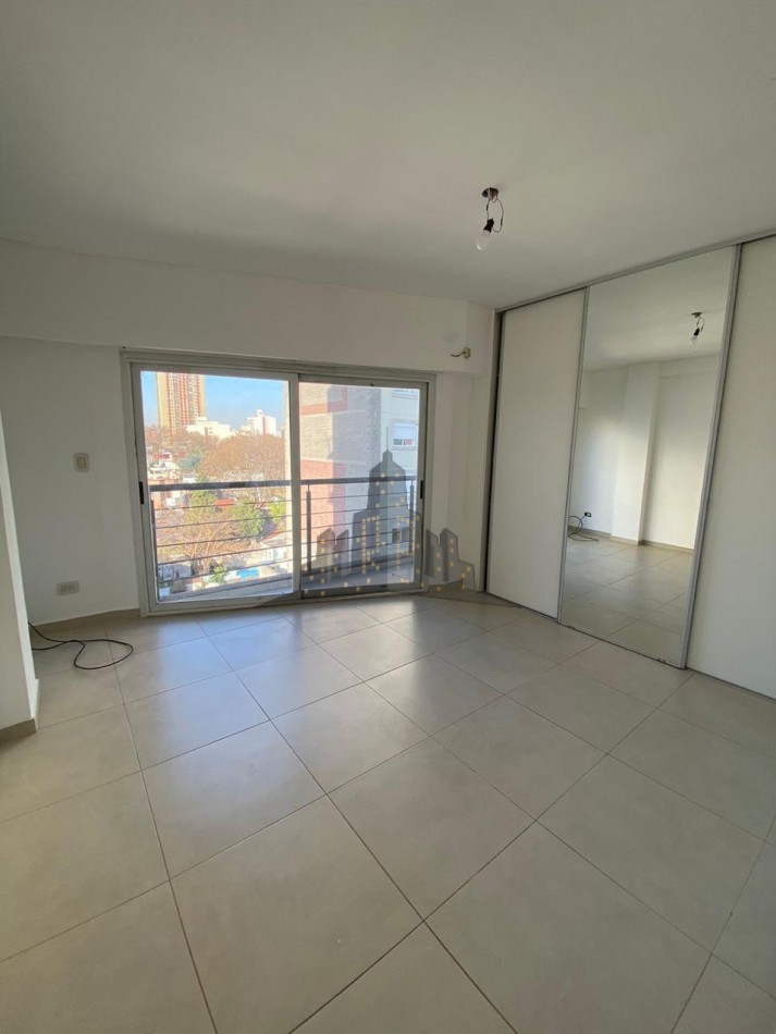 ALQUILER - DEPARTAMENTO TRES AMBIENTES - CASEROS CENTRO - 