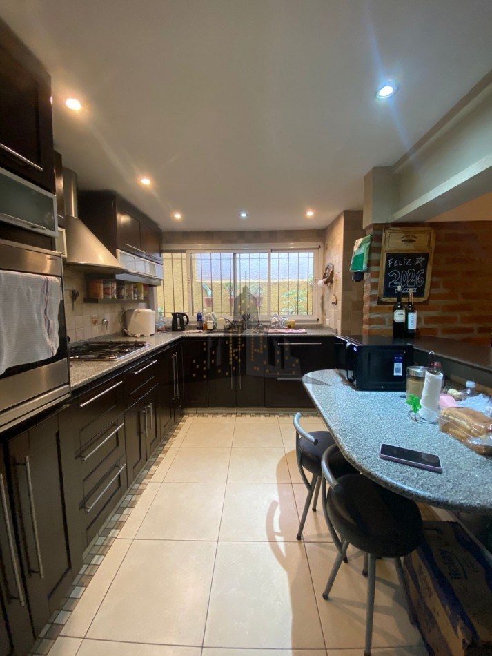 VENTA - CASA SOBRE LOTE PROPIO EN CASEROS | UBICACION ESTRATEGICA + GRAN POTENCIAL - 