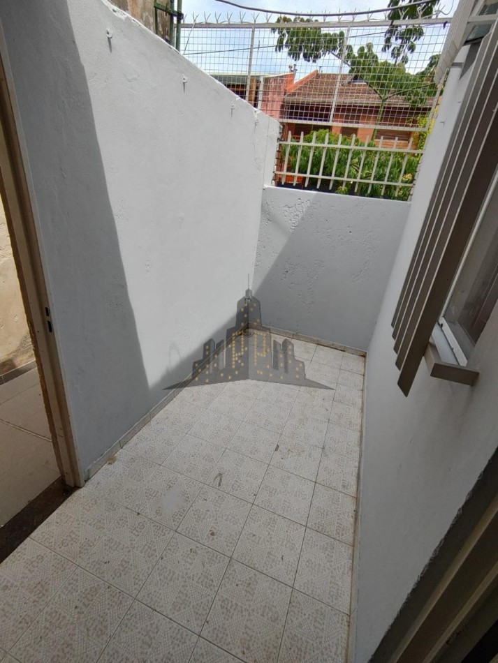  ALQUILER - PH AL FRENTE TRES AMBIENTES CON PATIO - SAENZ PEÑA - 