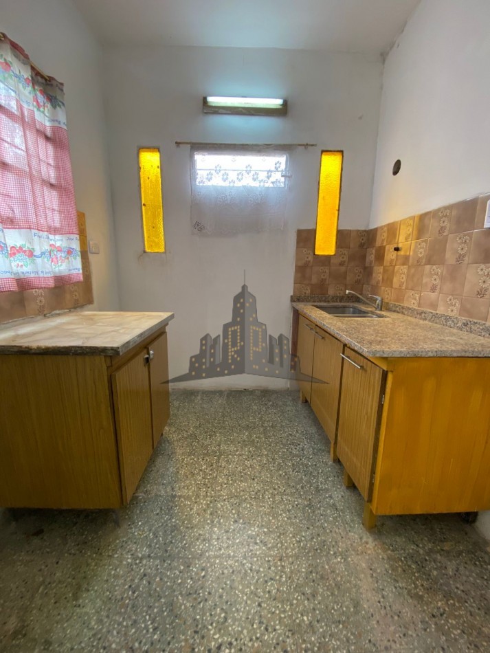 ALQUILER - CASA TRES AMBIENTES CON GARAGE Y PATIO - HURLINGHAM - 