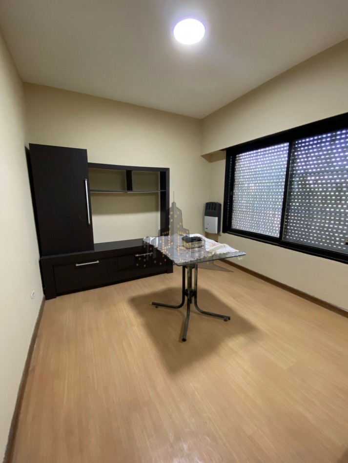 VENTA - CASA CHALET 4 AMBIENTES - CON JARDIN Y PILETA - CIUDADELA