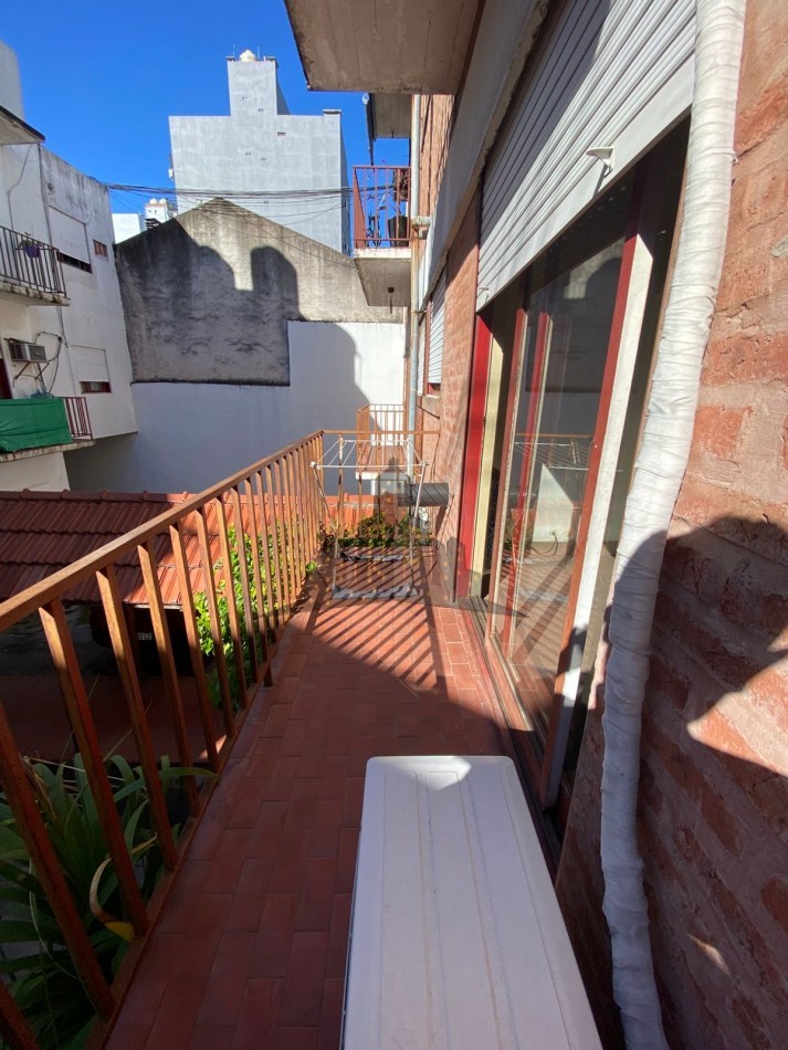 ALQUILER - DEPARTAMENTO DOS AMBIENTES - CON BALCON - CASEROS NORTE - PRIMER PISO POR ESCALERA 