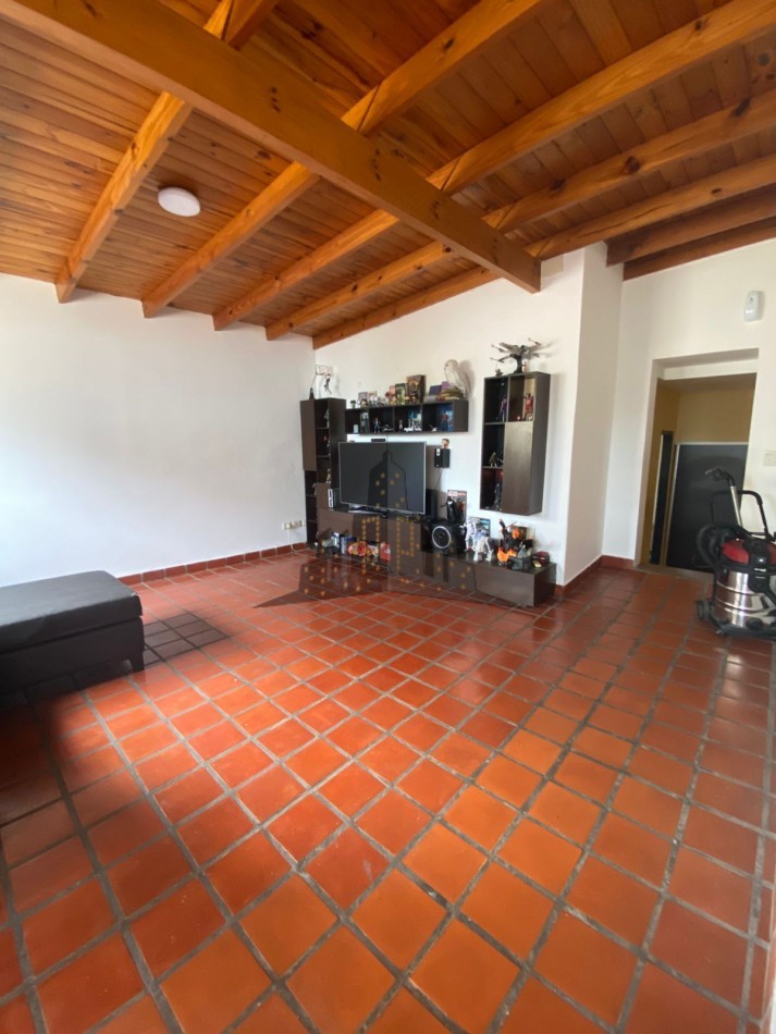 VENTA - CASA SOBRE LOTE PROPIO EN CASEROS | UBICACION ESTRATEGICA + GRAN POTENCIAL - 